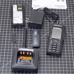 Talkie Walkie Motorola R7 Premium UHF avec écran et clavier PTI